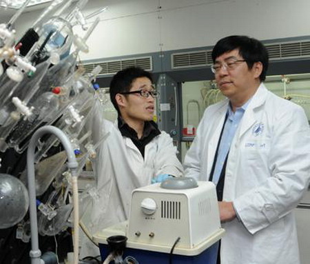 中科院上海有机化学研究所研究员吕龙（右）