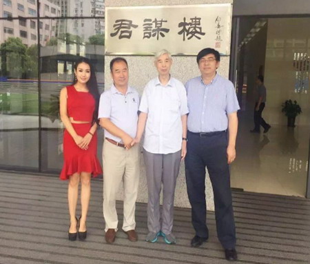 中科院上海有机化学研究所博士生导师田庚元教授（右二）与吕龙研究员等合影