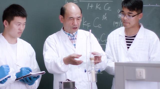严春杰教授(中)和团队成员在中国地质大学（武汉）实验室