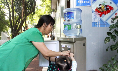 两年内重庆市主城区公共区域设376个免费桶装水饮水点